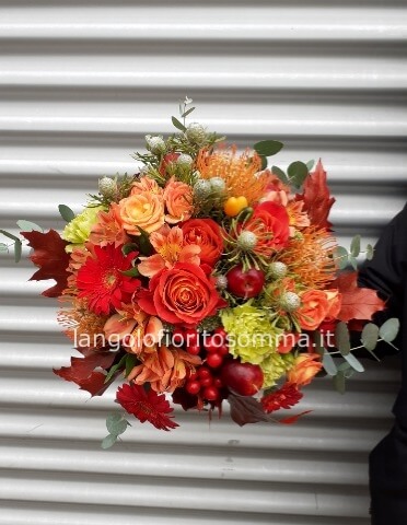 Bouquet di fiori assortiti sul ROSSO/ARANCIONE
