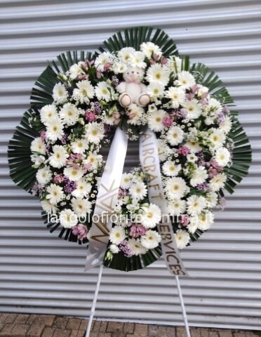 corona funebre classica 80 con fiori misti bianchi