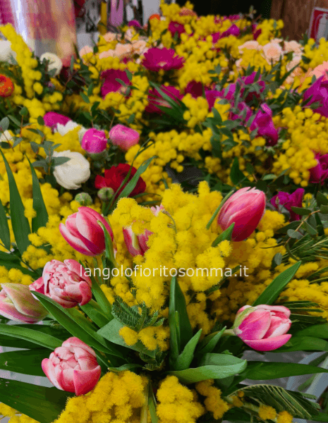 Bouquet di fiori misti e mimosa