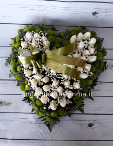 cuore di fiori assortiti di stagione