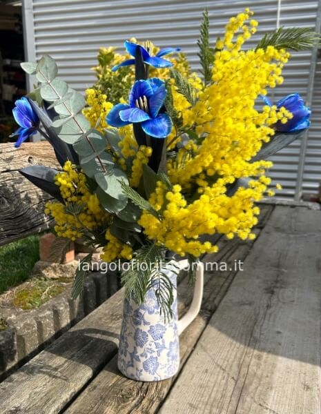 Brocca con mimosa e tulipani blu 